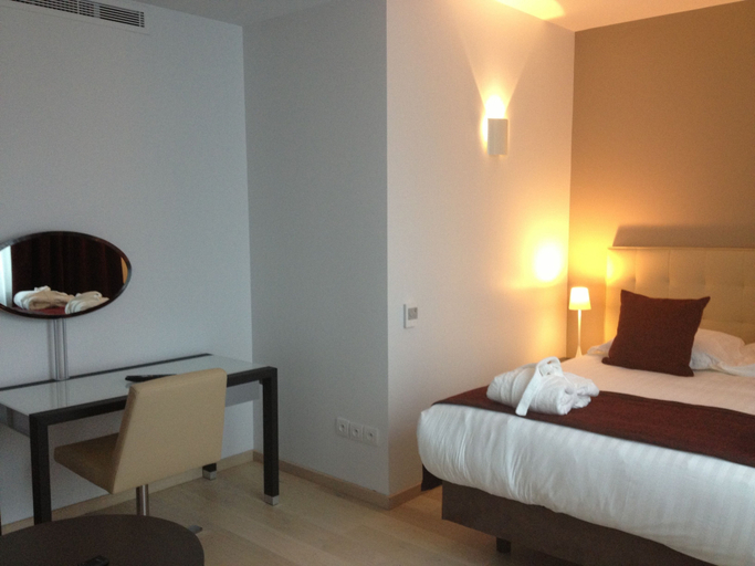 Bedroom 3, Hôtel Mercure Villefranche en Beaujolais Ici & La, Rhône