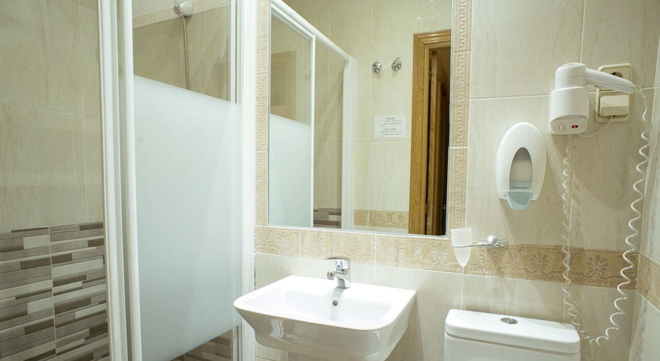 Bathroom 5, Hostal Bianco, Madrid