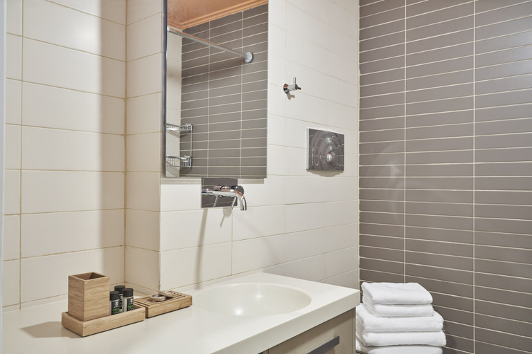 Bathroom 4, Contemporary Comfy Apt, Attica