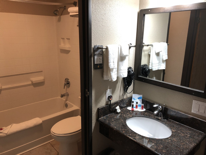 Bathroom 4, Super 8 by Wyndham Redding, Shasta