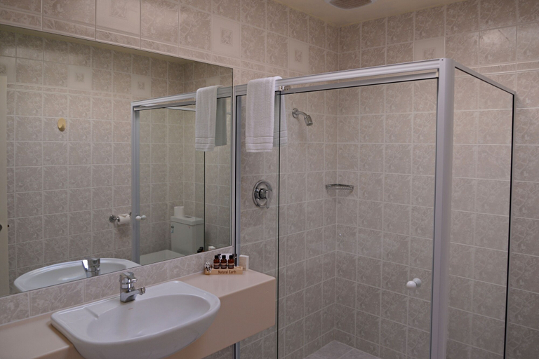 Bathroom 5, Paihia Pacific Resort Hotel, Far North