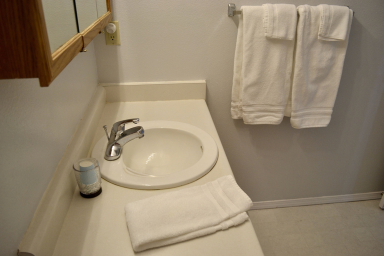 Bathroom 3, Pioneer Inn Guesthouse, Kenai Peninsula