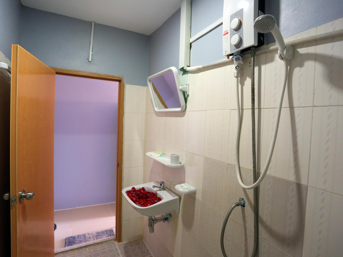 Bathroom 4, ChengLay Guesthouse, Siem Reap