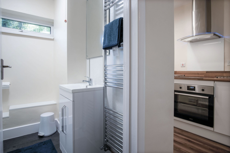 Bathroom 4, Croft Court - 1 Bedroom Apartment - Tenby, Pembrokeshire