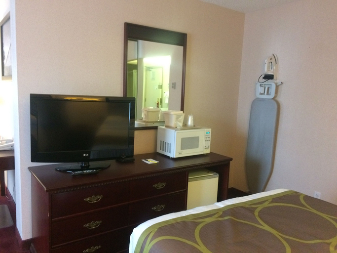 Bedroom 3, Super 8 by Wyndham Lethbridge, Division No. 2