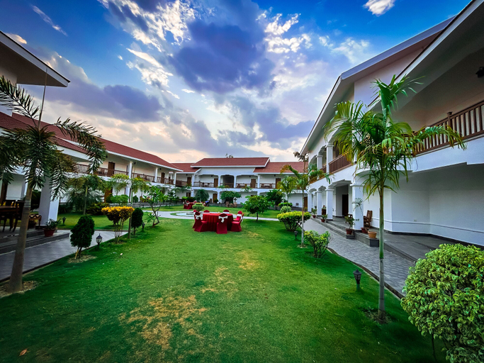 Exterior & Views