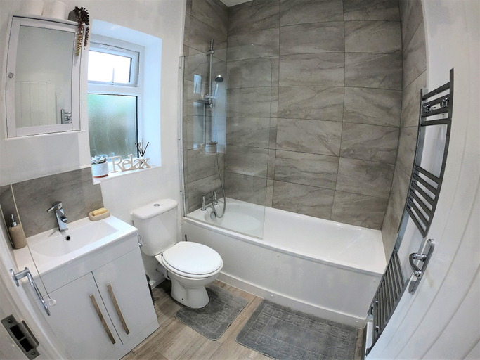 Bathroom 3, Harwoods Road Watford Apartments, Hertfordshire