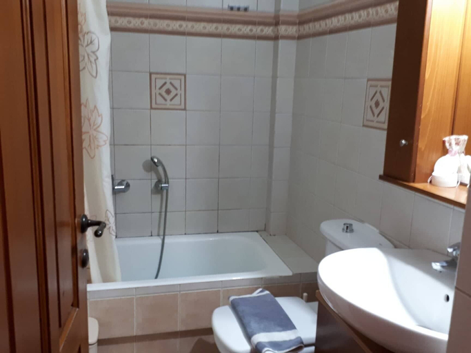 Bathroom 4, Antonia House, Thessaly