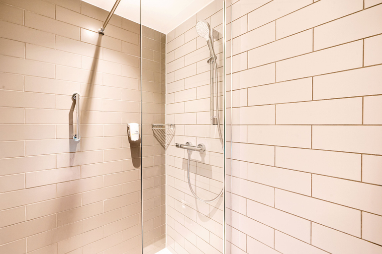 Bathroom 4, Holiday Inn Express DERRY - LONDONDERRY by IHG, Derry and Strabane