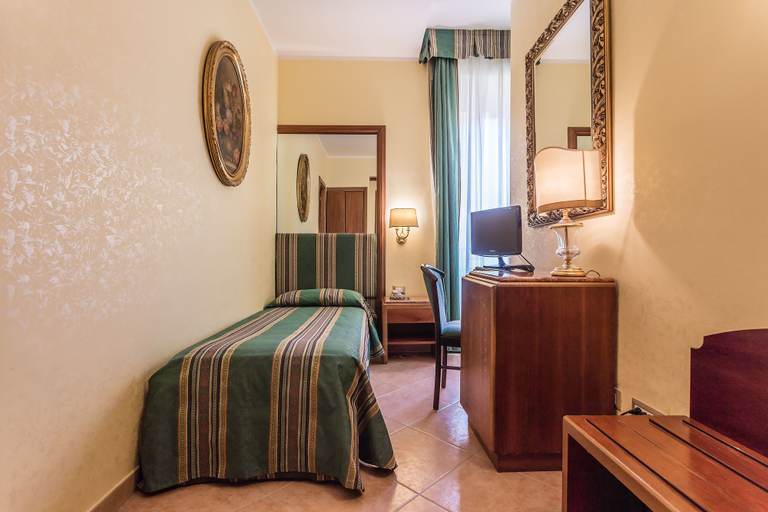 Bedroom 2, Raeli Hotel Lux, Rome