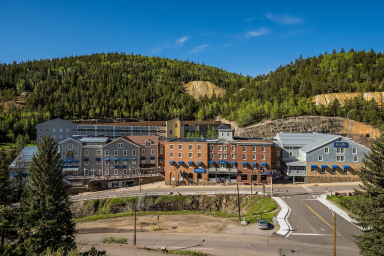 Exterior & Views
