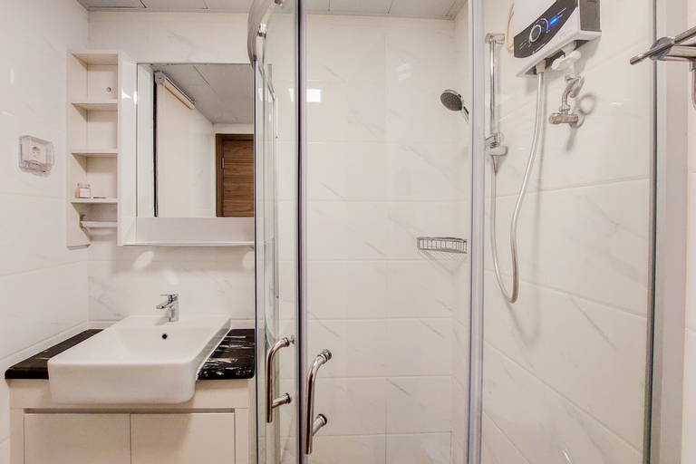 Bedroom 5, Spacious and Nice 3BR at Sky House BSD Apartment By Travelio, South Tangerang