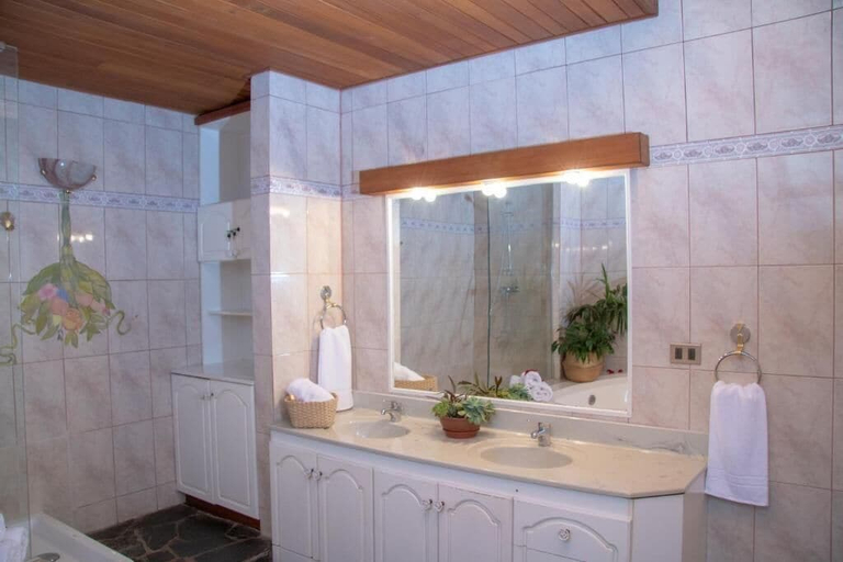 Bathroom 3, Hotel Casa Marron, Cautín