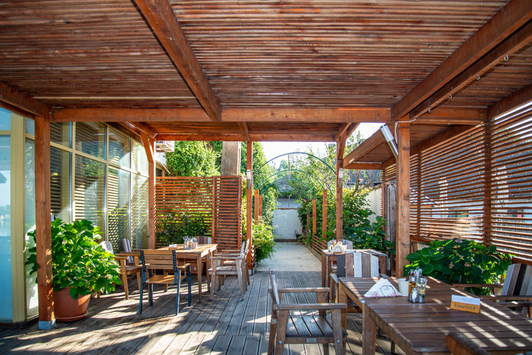 Food & Drinks 4, Paradise Delta House, Crisan