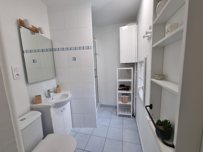 Bathroom 2, Coquette maison de ville calme avec patio, Charente