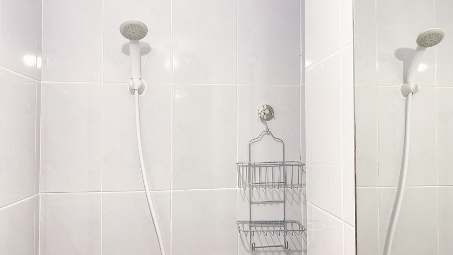Bathroom 5, Stylisth and Cozy Studio at Tokyo Riverside PIK 2 Apartment By Travelio, Tangerang