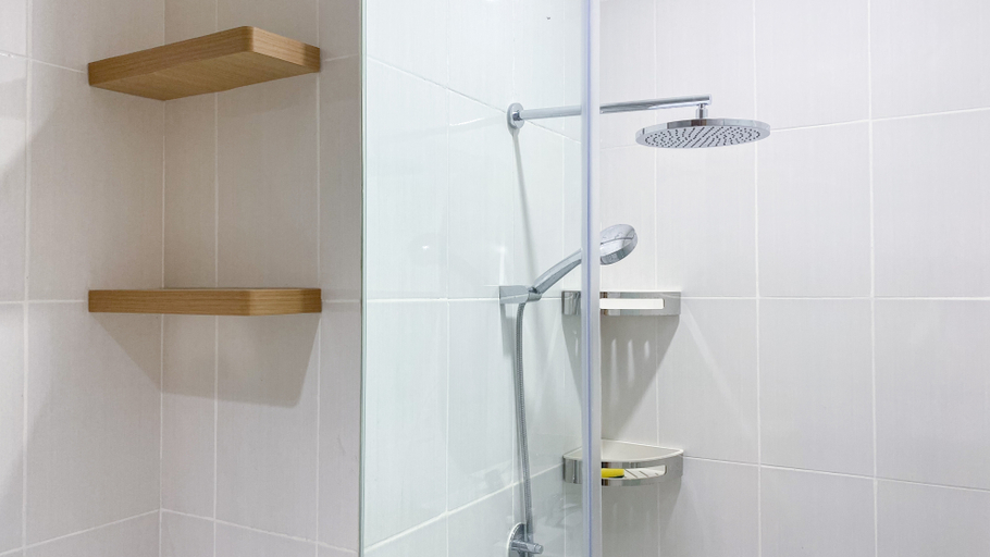 Bathroom 5, Nice and Comfortable 2BR at Samara Suites Apartment By Travelio, Jakarta Selatan