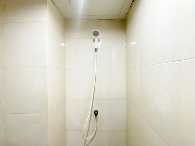 Bathroom 3, Best Choice Studio Room (No Kitchen) at Elvis Tower Apartment By Travelio, Cikarang