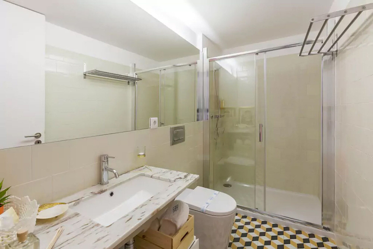 Bathroom, Boutique Rentals - Republica's Garden Studio with views, Porto