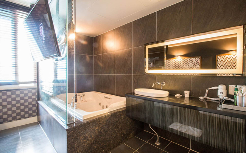 Bathroom 3, Gary Cooper Hotel, Haeundae
