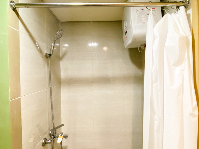 Bathroom 5, Best Homey 2BR at Meikarta Apartment By Travelio, Cikarang