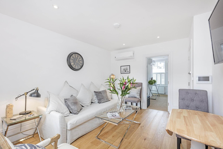 Others 4, Pet-friendly Fulham 1-bed Apt, 2 Mins to Tube, London