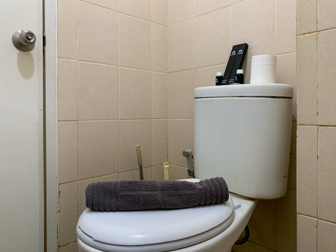 Bathroom 5, Great Location Studio Apartment at Green Palace Kalibata By Travelio, South Jakarta