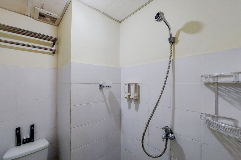 Bathroom 5, Simply and Cozy Studio at The Modern Golf Apartment By Travelio, Tangerang