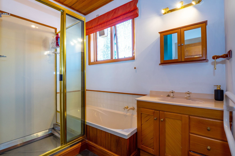 Bathroom, The Ocean Breeze Suites, Timaru