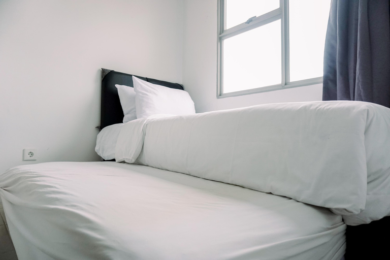 Bedroom 4, Comfort and Homey 2BR Belmont Residence Puri Apartment By Travelio, West Jakarta