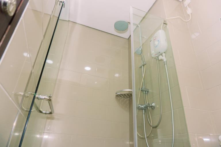 Bathroom 5, Comfortable and Modern Look 1BR at CitraLake Suites Apartment By Travelio, Jakarta Barat