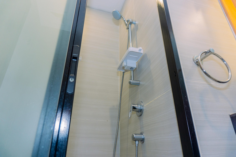 Bathroom 2, Cozy Stay and Elegant Studio at West Vista Apartment By Travelio, Jakarta Barat