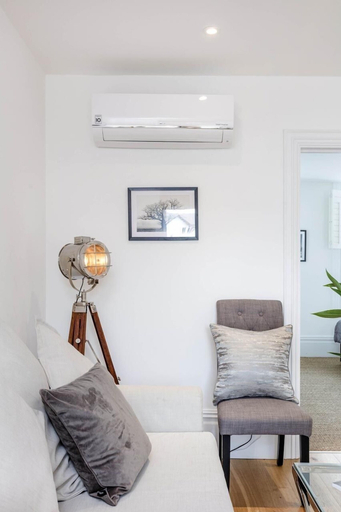 Others 2, Pet-friendly Fulham 1-bed Apt, 2 Mins to Tube, London