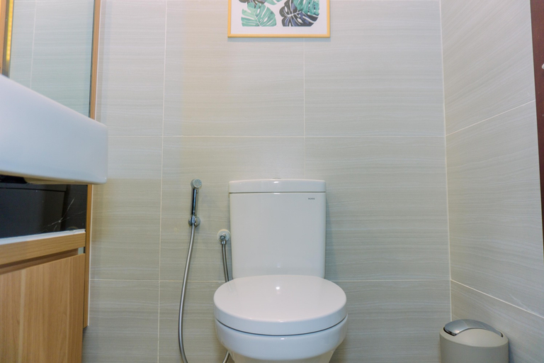 Bathroom 5, Cozy Stay and Elegant Studio at West Vista Apartment By Travelio, Jakarta Barat