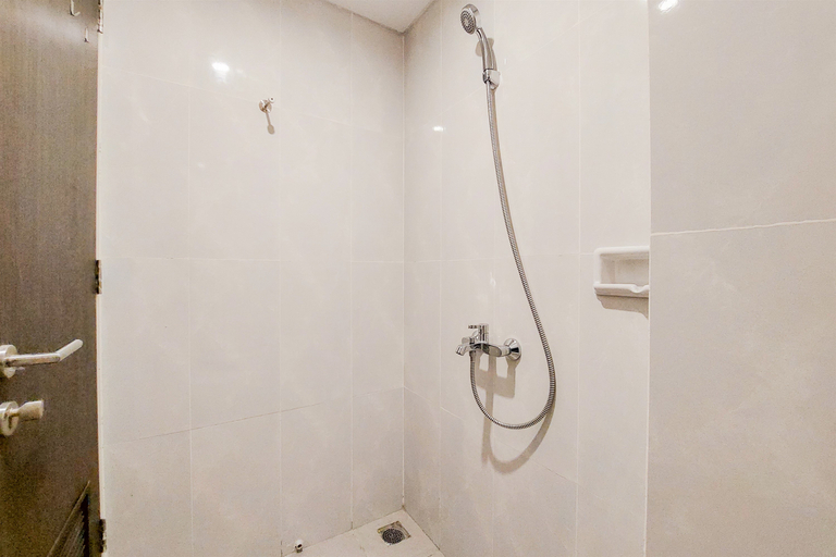 Bathroom 5, Minimalist and Homey Studio Serpong Garden Apartment By Travelio, Tangerang