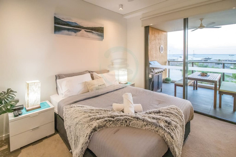 Bedroom 1, Zen by the Ocean - 1 BR Executive Apt, City - Inner