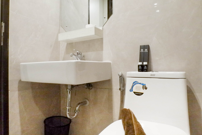 Bathroom 5, Cozy Living at Studio Apartment Klaska Residence By Travelio, Surabaya