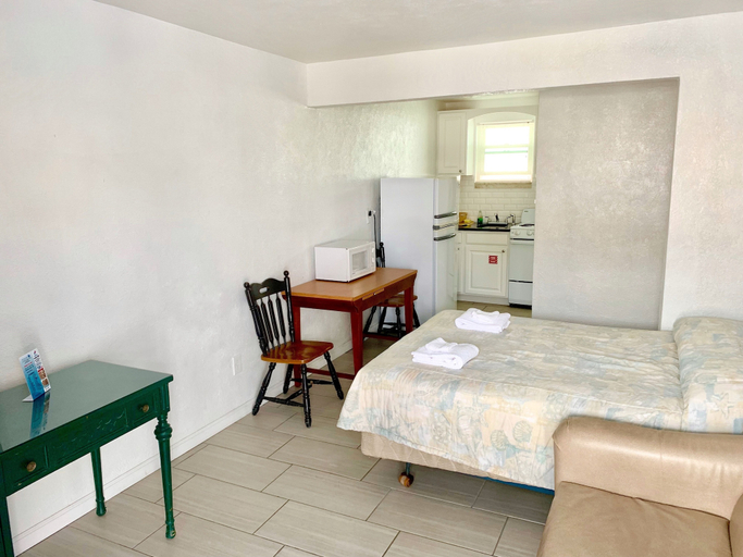 Bedroom 3, White Caps Motel, Cape May