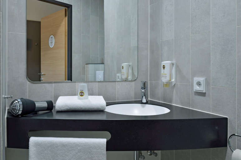 Bathroom 4, B&B HOTEL Berlin City West, Berlin