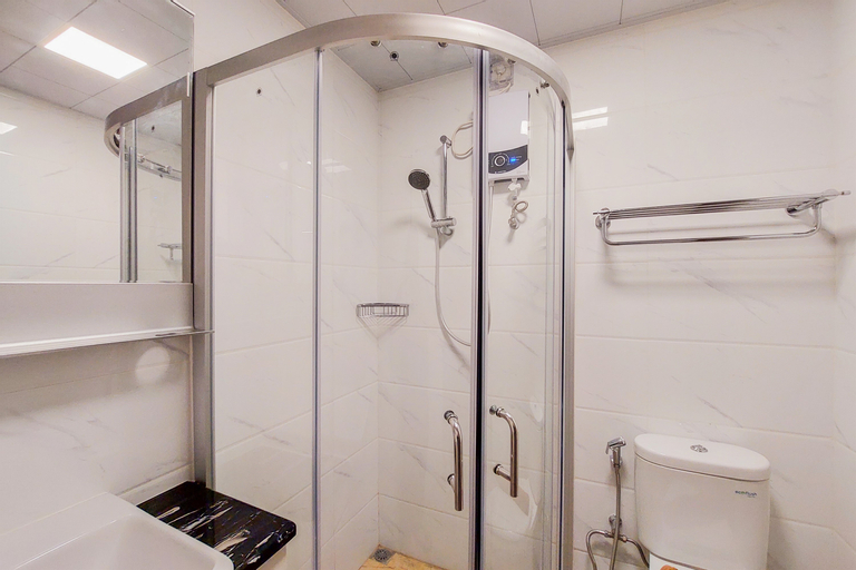 Bedroom 2, Spacious and Nice 3BR at Sky House BSD Apartment By Travelio, South Tangerang