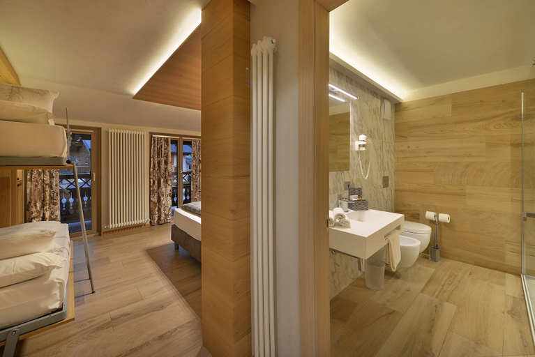 Bathroom 4, Hotel Compagnoni, Sondrio