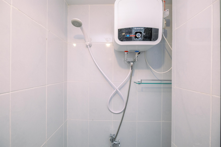 Bathroom 5, Warm Studio at Tokyo Riverside PIK 2 Apartment By Travelio, Tangerang