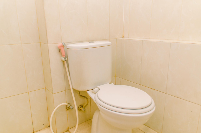 Bathroom 5, Warm and Cozy Studio at Green Lake View Apartment By Travelio, Tangerang Selatan