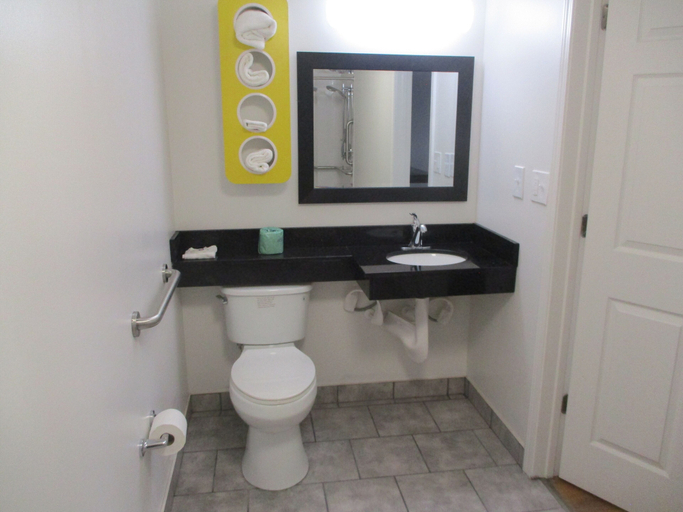 Bathroom 4, Motel 6 North Olmsted, OH - Cleveland, Cuyahoga
