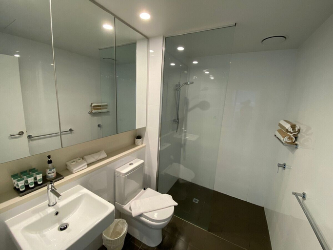 Bedroom 2, Zen by the Ocean - 1 BR Executive Apt, City - Inner