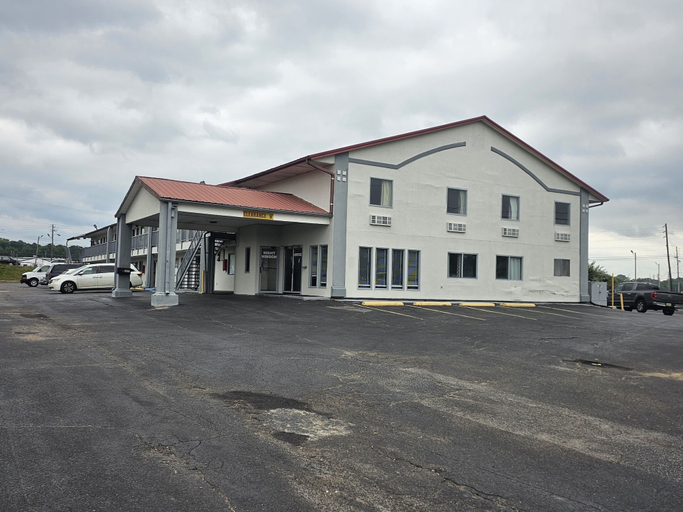 Exterior & Views 2, Budgetel Inn & Suites, Saint Clair