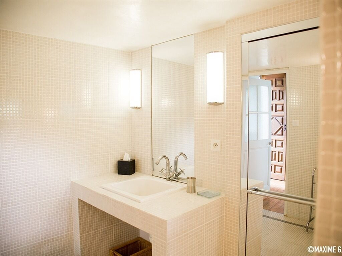 Bathroom 5, Château Beaupré Deleuze, Gard