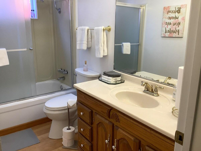 Bathroom 4, Jacob's Well, Shasta