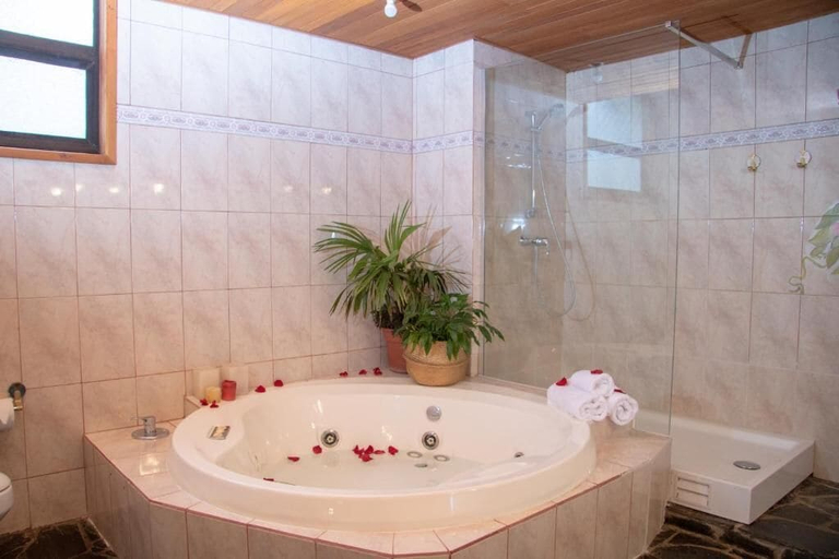 Bathroom 3, Hotel Casa Marron, Cautín