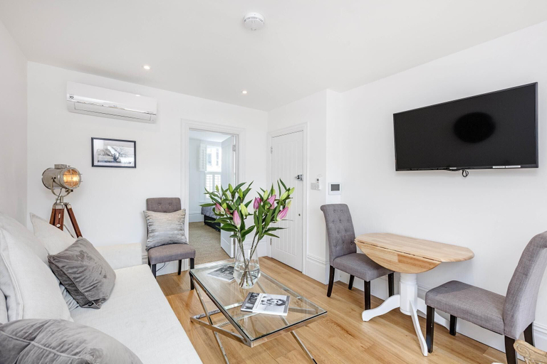 Others 5, Pet-friendly Fulham 1-bed Apt, 2 Mins to Tube, London